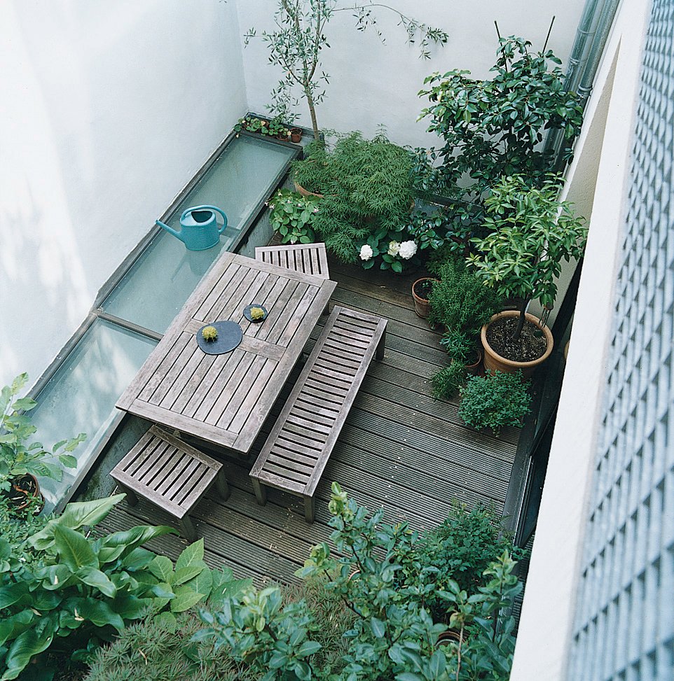 #outdoor #design #modern #outside #indooroutdoorliving #greenery #garden #wood #woodtable #courtyard #yard #apartment #exterior

Photo by Jessica Antola 