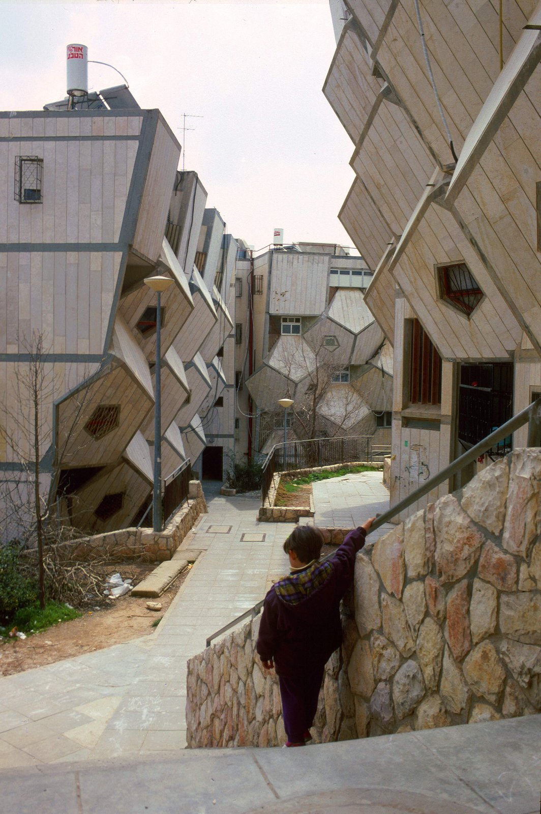 Hecker argues that the use of dodecahedrons and the pentagon-shaped walls helps to enclose a relatively large volume with less surface area than a rectangular prisim. Photo by Zvi Hecker.