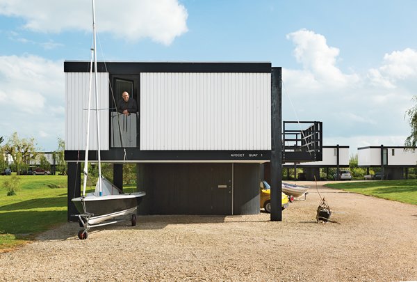 With the help of builder Peter Watts, the couple returned the house to its original early-1970s glory, utilizing the space beneath for both boat and car.