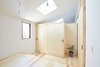 In addition to pull-out cabinets, the second-floor sleeping space can be reconfigured with movable partitions and wardrobes. Here, they divide the space into a two-bedroom arrangement. Photo 8 of Yanagisaki House modern home