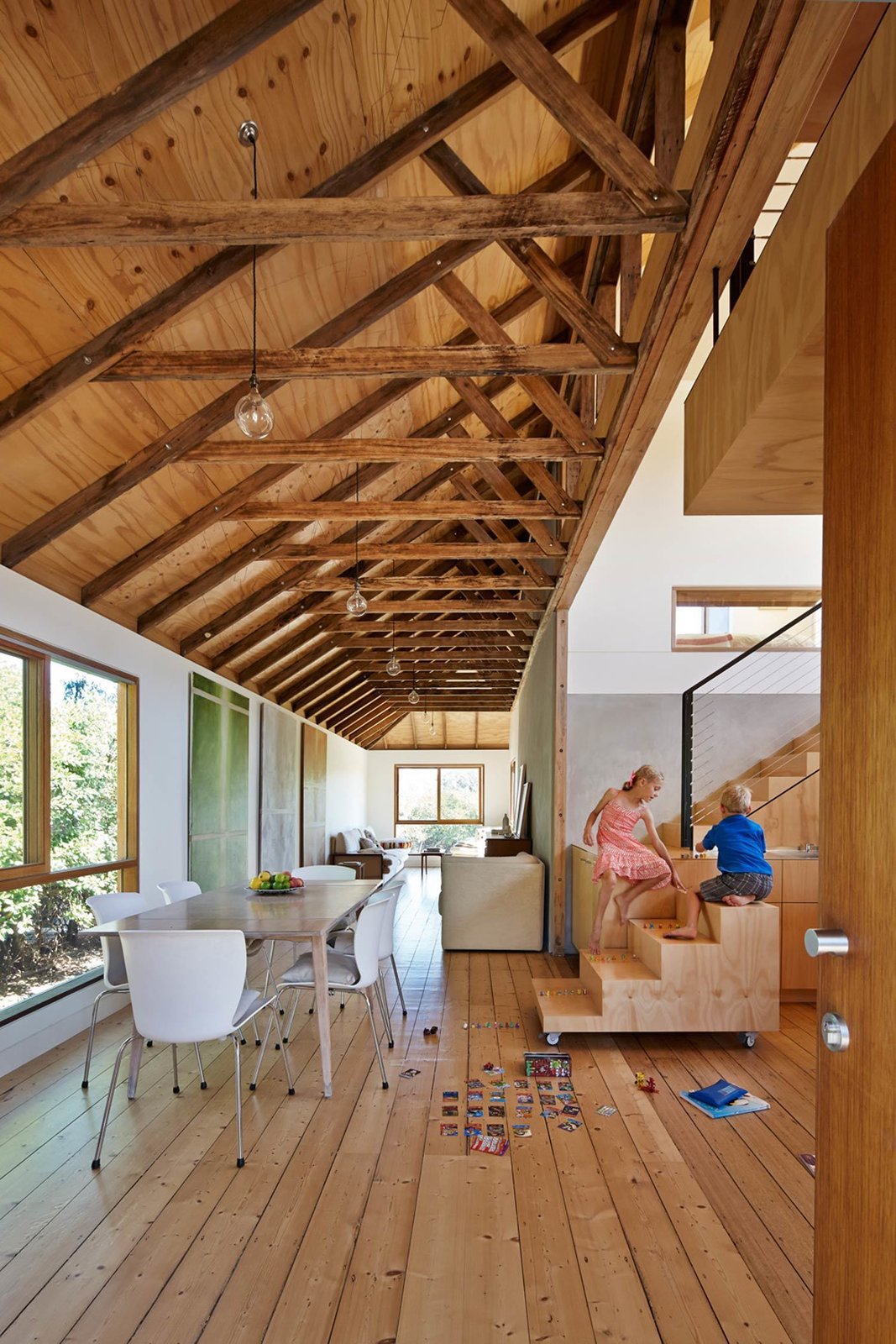 15 домов с потолочными балками - Вдохновение Vaulted ceiling living room, Modern