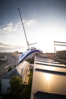 The artist Erwin Wurm constructed a piece specifically for the hotel. He and his team created a replica of a boat that appears to be dripping off the 7th floor of the hotel.