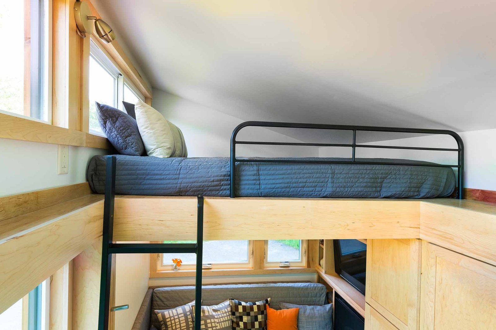 Home travel. Дом на колесах чердака. Tiny House on Wheels. Escape traveler. Cottage on Wheels.
