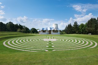 Dundee exterior and landscape. Architect: Frank Gehry. Landscape Architect: Arabella Lennox-Boyd. © Maggie's Centres
