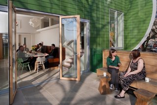 Nottingham kitchen and patio. Architect: Piers Gogh, CZWG Architects. © Martine Hamilton Knight.