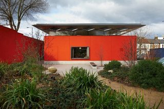 Maggie's West London exterior and landscape. Architect: Sir Richard Rogers, Rogers Stirk Harbour + Partners. Landscape Architect: Dan Pearson. © Nick Turner.