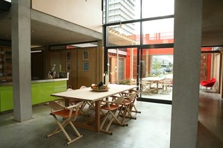 West London kitchen. Architect: Sir Richard Rogers, Rogers Stirk Harbour + Partners. © Maggie's Centres.