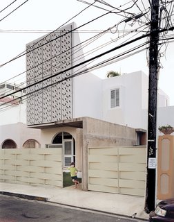 As the city outgrew its original sandstone fortifications at the turn of the last century, outlying neighborhoods sprang up with suburban homes that turned their backs on the tropical surroundings.<br><br>The couple bought one such house, in the Miramar neighborhood, and lived in its dark warren for seven years before contemplating a change. Built in the 1940s, when Puerto Ricans tended to eat and entertain outdoors, the home had little space for guests. The yard was big enough for entertaining, but it lacked privacy and could be reached only by walking through a roundabout of first-floor rooms.