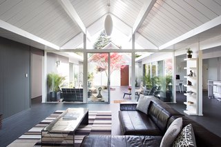 To blur the line between indoors and outdoors, San Francisco–based Klopf Architecture integrated glass doors that organically separate the living area from the patio.