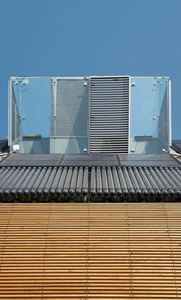 At the top of the house sits the ultra-modern descendant of an ancient Middle Eastern cooling tool: an air shaft with operable shutters that release hot and cool air.
