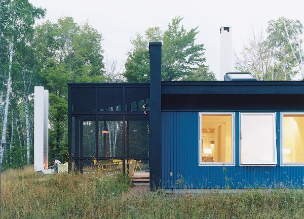 A side view of the house and of Salmela’s signature architectural feature: the “unchimney.” All windows are from Loewen.