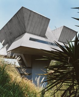 Architect Agustín Hernandez was one of the first to introduce pre-Hispanic motifs into Mexican modernism, and designed this futuristic concrete tower as his own home and office. The use of poured-in-place concrete allowed for various textures on different areas of the tower, with a rougher texture on the upper part of the cantilever and a smoother surface on the lower.