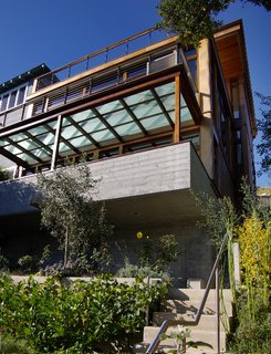 This house in Sausalito by 450 Architects hugs a tight hillside plot that affords a gorgeous view of Richardson Bay.
