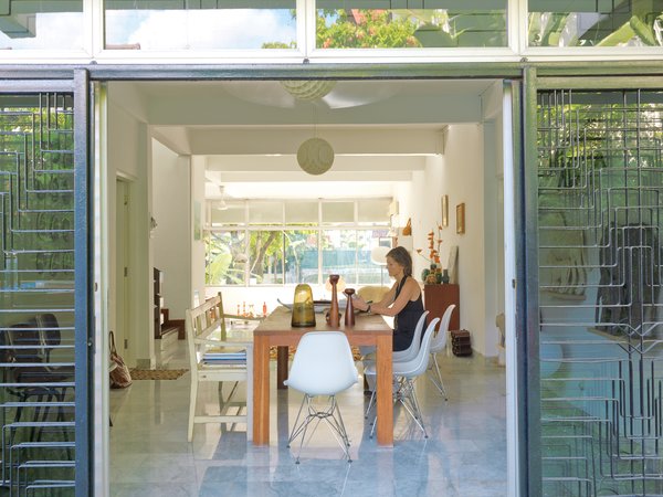 Singaporeans tend to keep their homes airtight, but Nicolette de Waart prefers to bring the outdoors—–and her Dutch design aesthetic—–in.