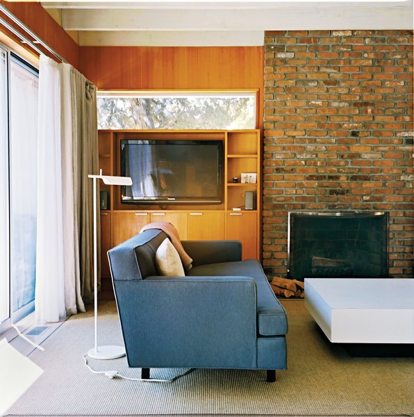 A Tab F1 floor lamp from Flos stands behind the Edward Wormley–designed Dunbar sofa.