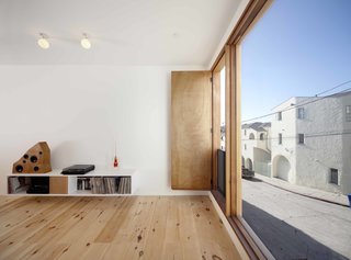 Home and Studio Maximizes Very Narrow Site in Echo Park - Photo 5 of 9 -