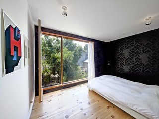 Home and Studio Maximizes Very Narrow Site in Echo Park - Photo 6 of 9 -