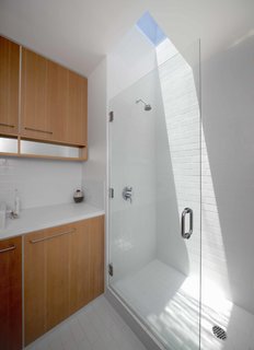 Home and Studio Maximizes Very Narrow Site in Echo Park - Photo 8 of 9 -