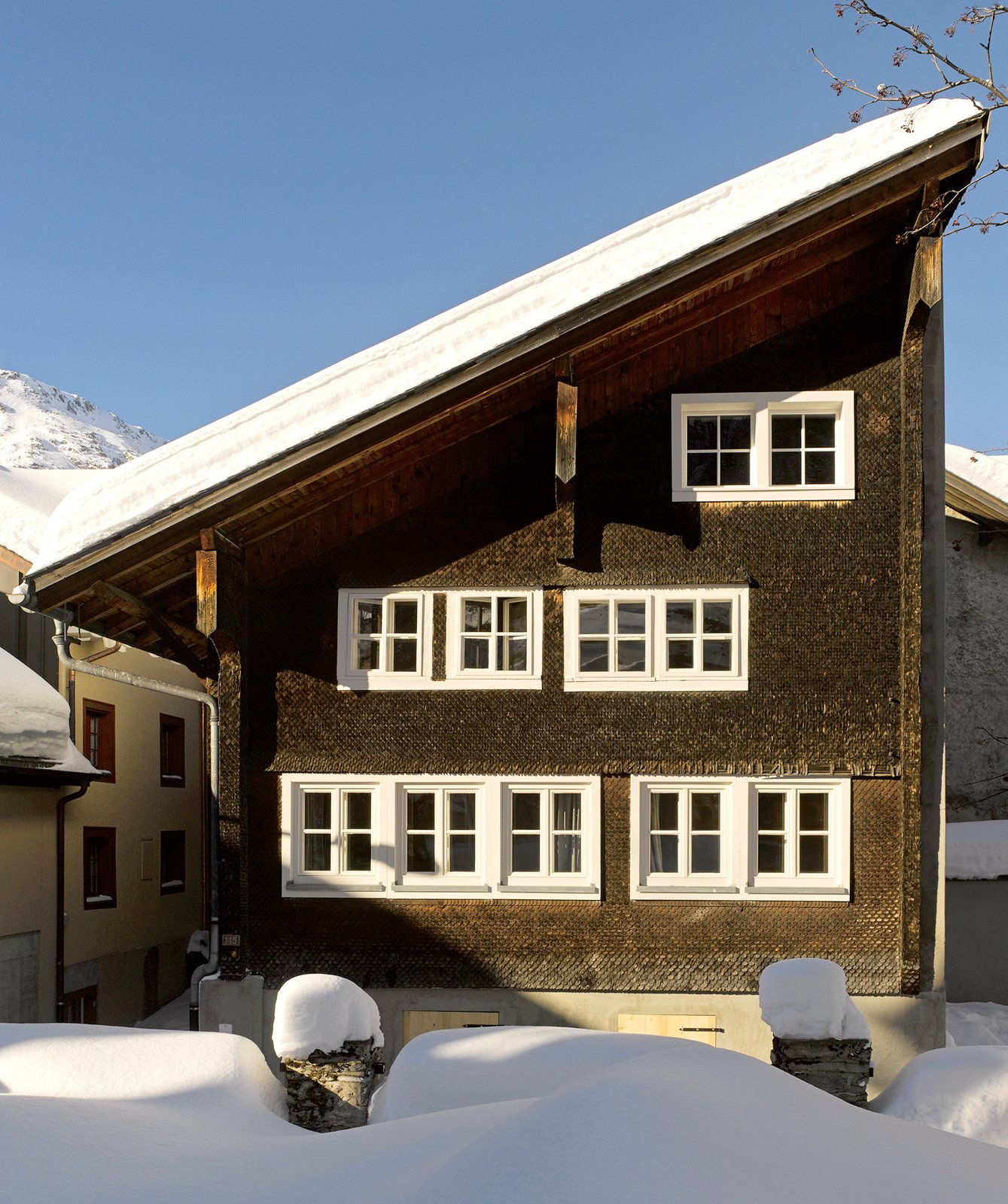 View of Embrace Cozy Cabin Vibes: Kitchen Remodeling Ideas to Warm Up Your Cold ...