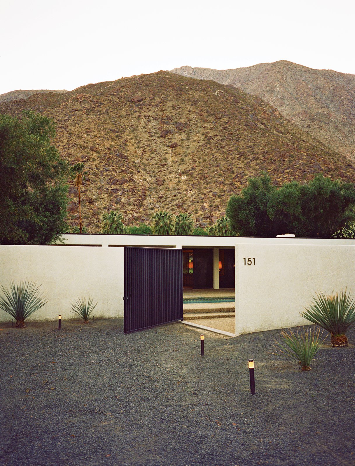 A long low response to the rugged landscape, Doug Paton and Stacey Chapman Paton’s house is a linear white exercise 

in modern entertaining.