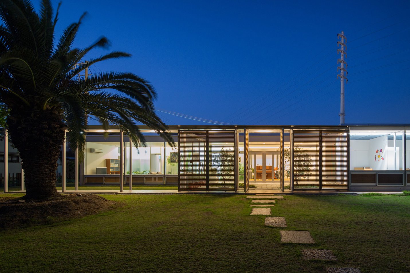 The residents requested in the project brief that the home revolve around family spaces. To that end, the outdoor area, with its green courtyards, is meant to recall a campground experience.