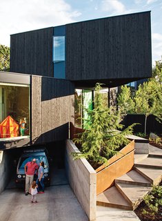 The triangle is the home’s leitmotiv, appearing in the cantilevered bedroom module and the steps approaching the entrance.