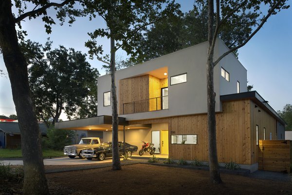 The structure's white stucco second story nods to the architecture of traditional tree houses and is used as sleeping quarters for the owner’s children. The leaves of the central oak tree can be seen peaking out above the façade.