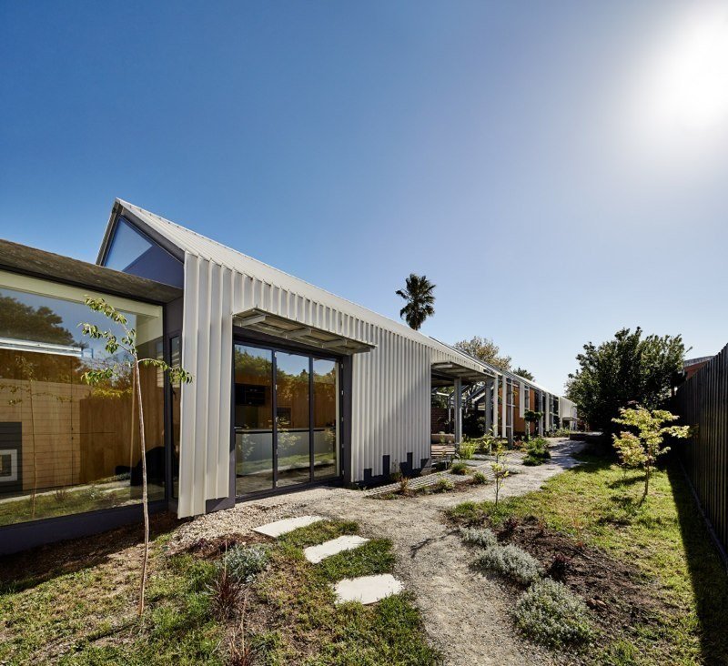 In their renovation, Austin Maynard Architects decided to leave the structure deliberately incomplete. The existing bungalow transitions into an empty frame that houses an open-air corridor.