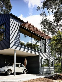 Timber battens were used on north-facing windows to prevent excessive heat in the summer. The exterior is clad in Scyon’s Linea weatherboard and covered in Dylux’s Western Myall paint. Beneath the upper floor, a little nook makes for the perfect covered carport and storage spot for surfboards.