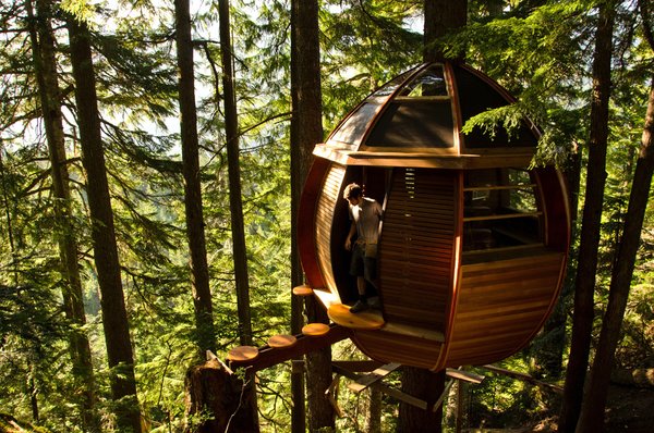 Eighteen-foot-long ribs run from top to bottom to form the treehouse's struts. The floor package runs into the ribs and creates a triangle, which negated the need for more structural support. During construction, Allen broke one of the long ribs but rather than throwing the material away, he repurposed it for the entryway.