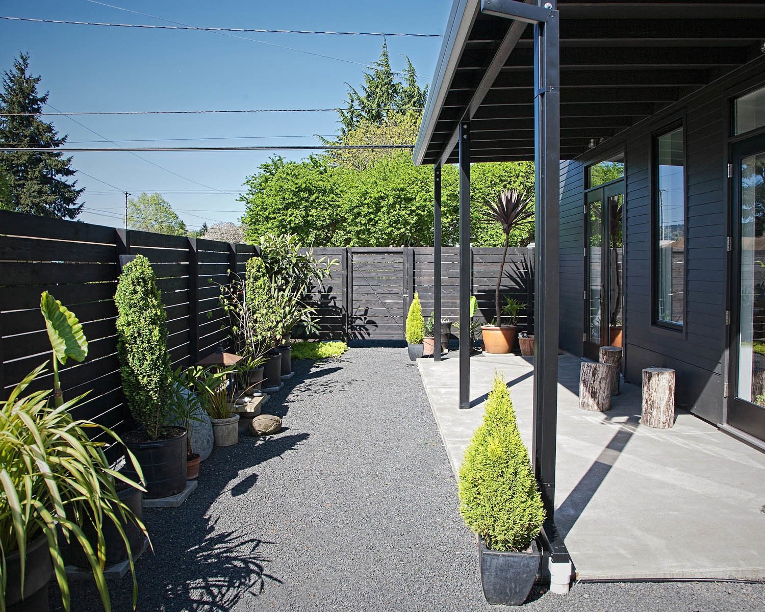 Rahman did her own landscaping in the garden outside her house. The cedar fence was made with planks that were charred and sealed following the ancient Japanese shou sugi ban technique, which is supposed to make the wood resistant to fire, rot, and insects.