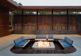 Taking cues from a Japanese-influenced slatted screen applied to the house’s facade, Hufft Projects applied a ring of ipe wood around the perimeter of this outdoor firepit.