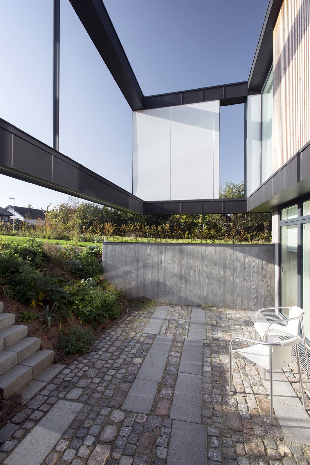 Local building codes dictated that the structure should only be a single story and could only occupy 20 percent of the property. The architects cleverly designed downward to create a basement-level living space.