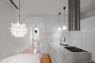 Natural materials are contrasted with white surfaces. 