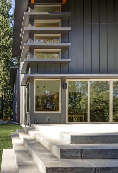 Daunted by the challenge of building a new home in Oregon from their existing residence in Minnesota, Rebecca and Peter Gadd chose a prefab design by Stillwater Dwellings. 