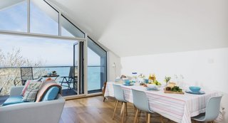 Overlooking Porthminster Beach and St Ives Bay, Moonjar is a charming and modern space for those wanting to be near the water.