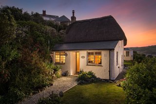 Be seduced by Siren, a Siren is a bohemian cottage in the coastal village of Coverack on the Lizard Peninsula. 