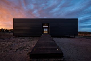 <span style="font-family: Theinhardt, -apple-system, BlinkMacSystemFont, "Segoe UI", Roboto, Oxygen-Sans, Ubuntu, Cantarell, "Helvetica Neue", sans-serif;">Fast assembly, affordability, and energy efficiency make kit homes a desirable option for homeowners.</span>