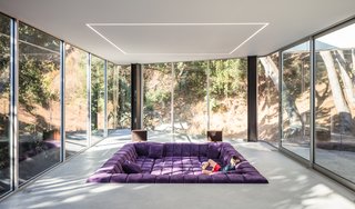 This Cupertino home features a conversation pit outfitted with a 250-square-foot configuration of Patricia Urquiola’s Tufty-Time sofa for B&B Italia. Overhead, flush-mounted LED strips demarcate the lounge area.
-
Cupertino, California
Dwell Magazine : September / October 2017