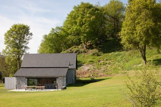 The large garden is surrounded by green pastures, woods, and the original train tracks. It also includes a bread/pizza oven, boules (a French game), and ping-pong.