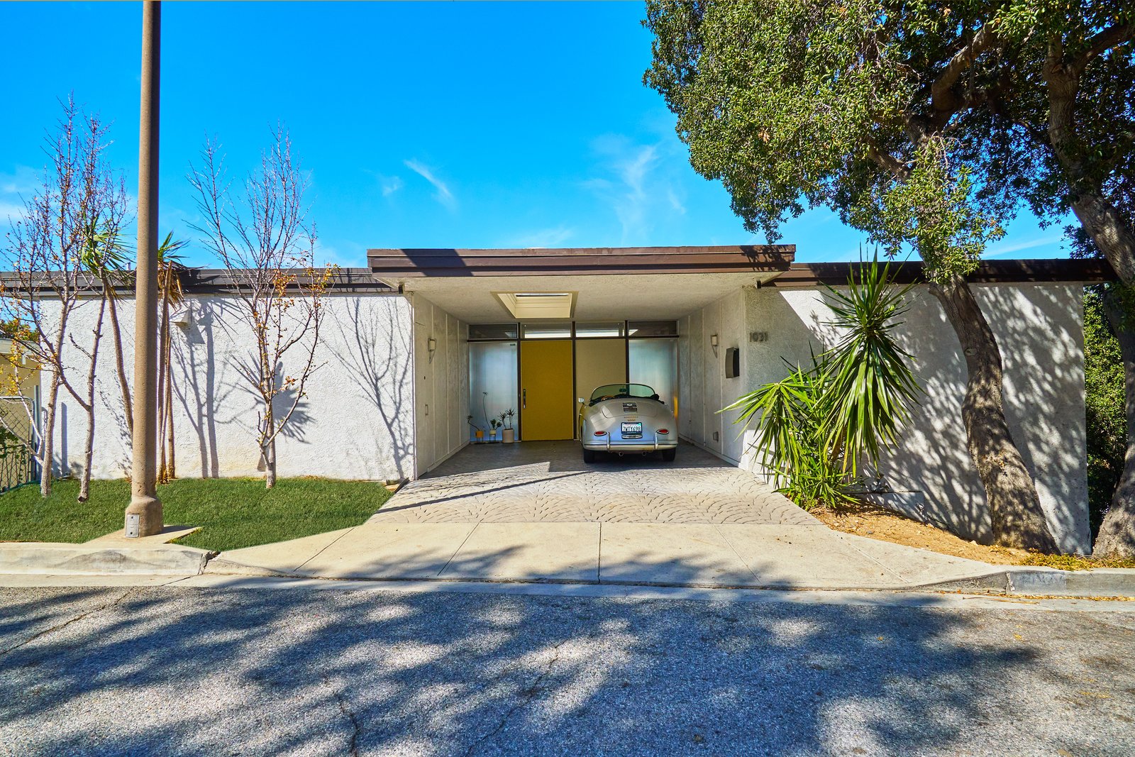 Photo 2 of 14 in A MidcenturyModern Home in L.A. Designed by Richard Banta Is For Sale For