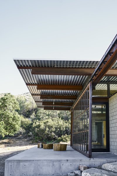 An angled overhang prevents snow from collecting.
-
Tehachapi Mountains, California
Dwell Magazine : November / December 2017