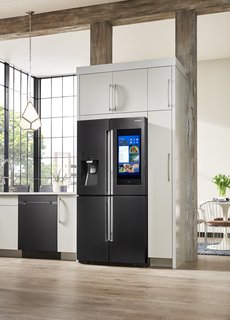 Samsung’s Family Hub offers a new level of elegance to the home with technology that goes beyond cooking to create the perfect kitchen space. 