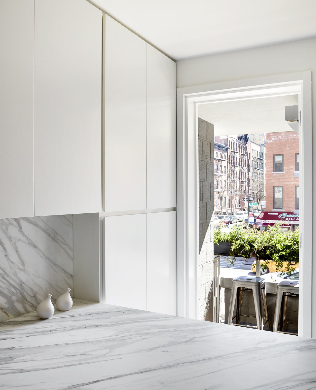 Photo 6 of 8 in A Lush Wallcovering Brings the Feeling of Nature Into ...