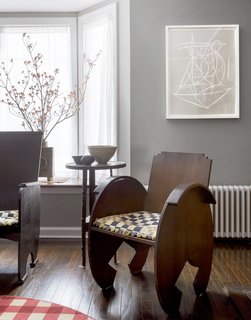 The living room features a pair of 1920s chairs by Hungarian-born New York designer Ilonka Karasz.