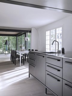 The Vipp kitchen makes use of a modular concept with four basic forms: island, island with seating, wall, and tall modules.