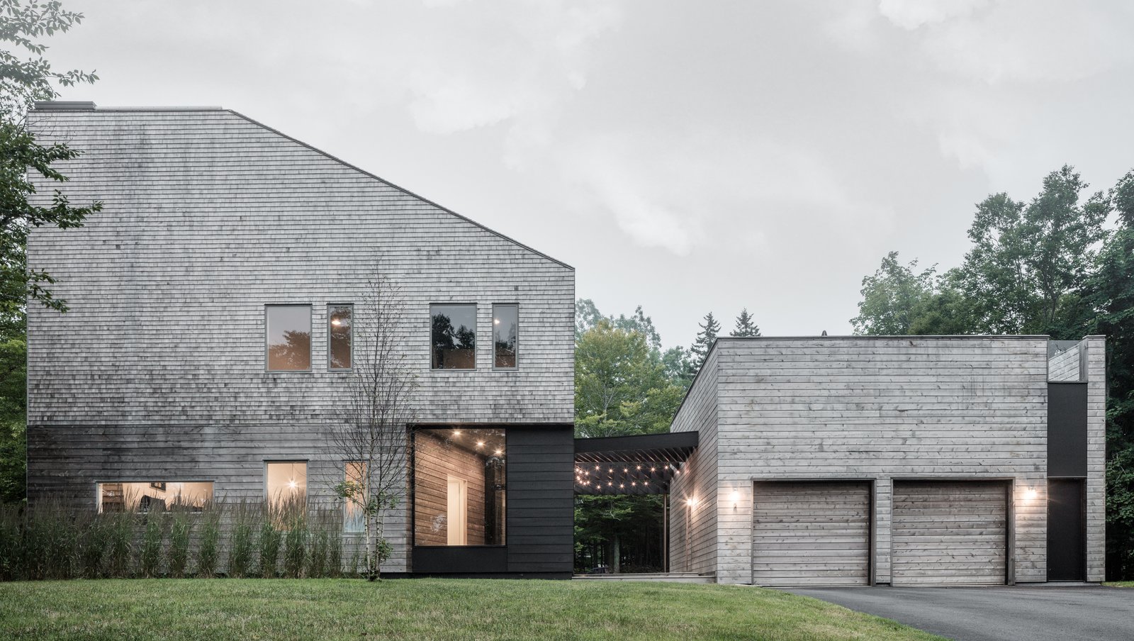 Exterior and House Building Type Entirely clad in cedar shingles, the Unbridled Path residence is both familiar and contemporary through its use of materials and proportions. It was inspired by the typology of an iconic nearby family estate.