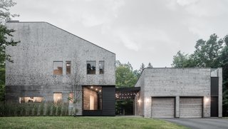 Entirely clad in cedar shingles, the Unbridled Path residence is both familiar and contemporary through its use of materials and proportions. It was inspired by the typology of an iconic nearby family estate.