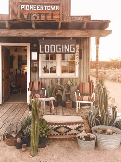 Visiting Pioneertown Motel is like stepping back in time (and onto a movie set). It’s right next to Pappy & Harriet’s, so it’s the perfect place to stay if you’re craving that Western vibe. 