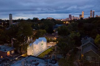 Sitting on a 24-foot-wide plot, the house is uncharacteristically slim. With a width of 18 feet, it is the same size as a single-wide mobile home. 